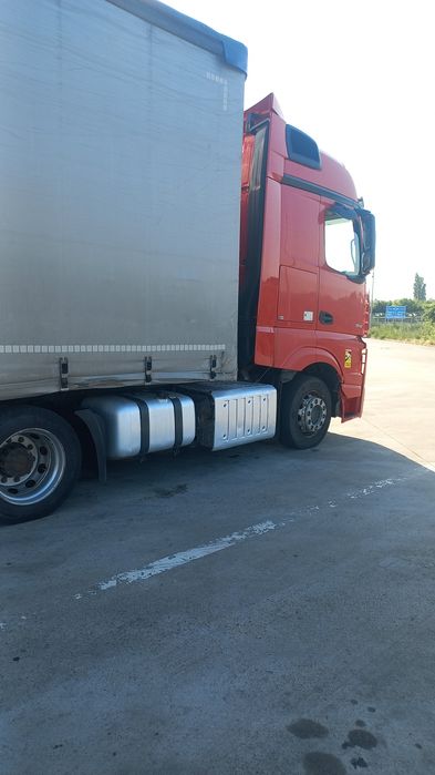 Vănd cap tractor cu semiremorca