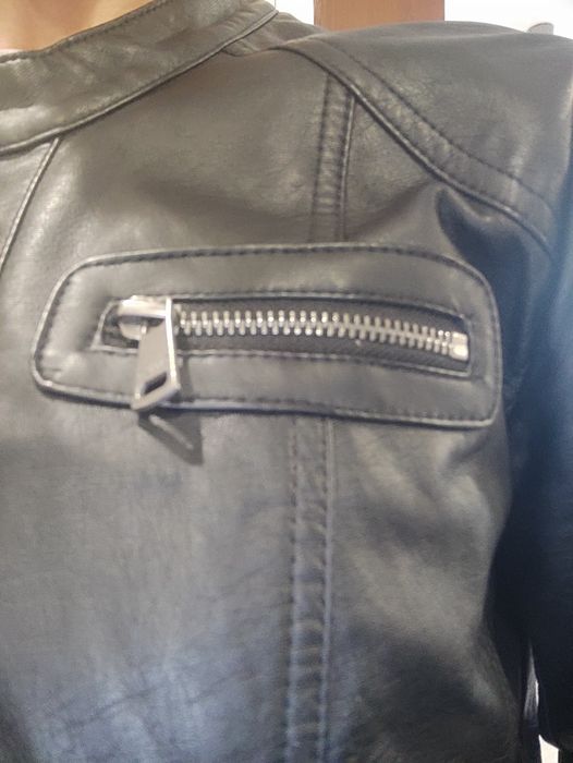 Gecuta din piele naturala neagra, croi pe talie, model deosebit