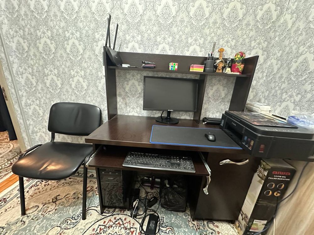 Компьютер с мебелью