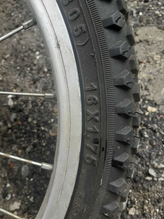 Vând trotineta aluminiu și bicicleta