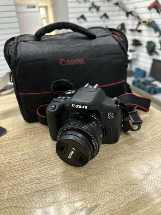 Зеркальный фотоаппарат Canon EOS 750D (ТМ79)