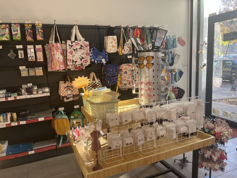 Продавам бизнес - стоки и стелажи.