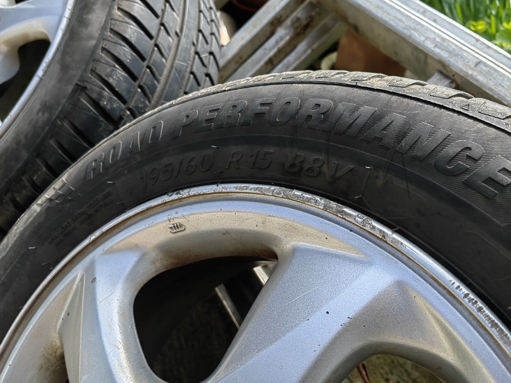 Летни гуми Kormoran 195/60/15 с оригинални алуминиеви джанти от Mazda