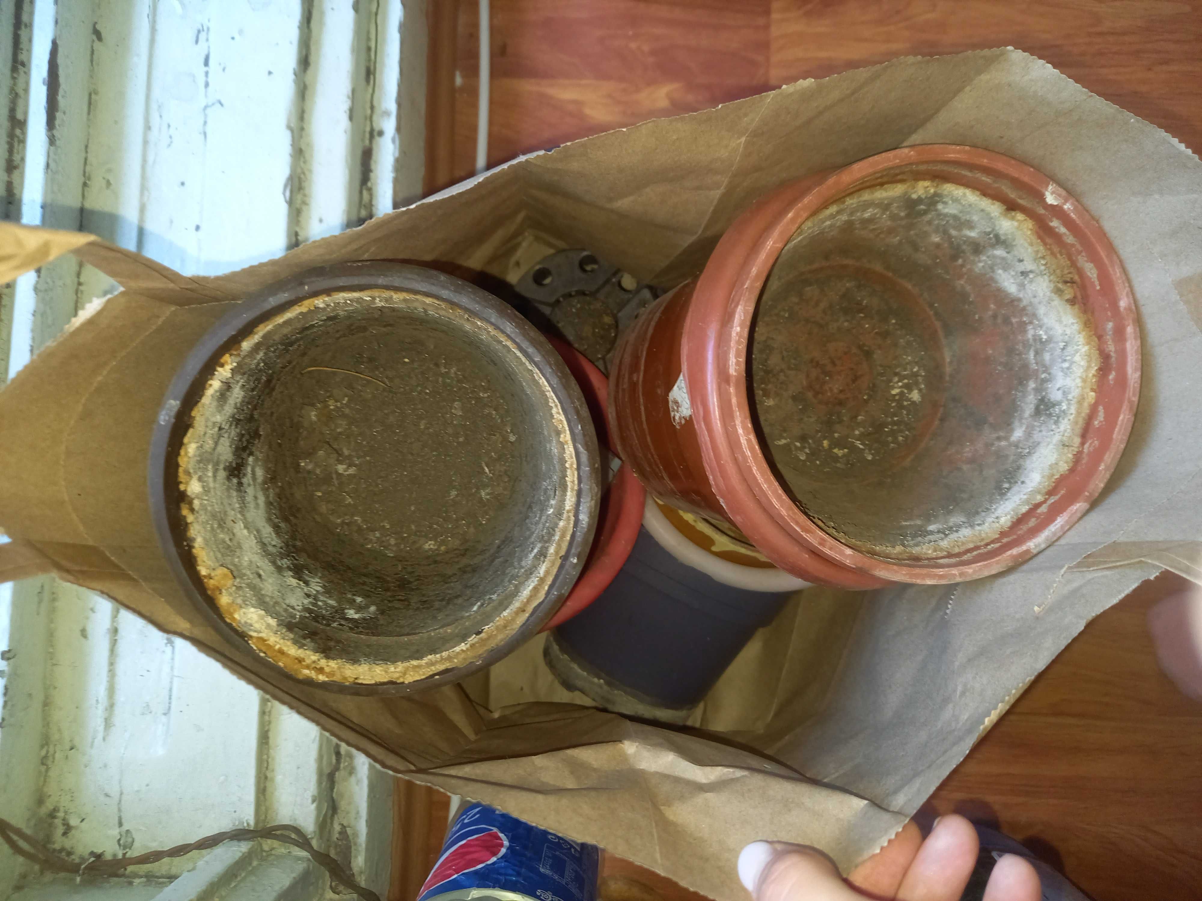 Donez multe ghivece plastic folosite