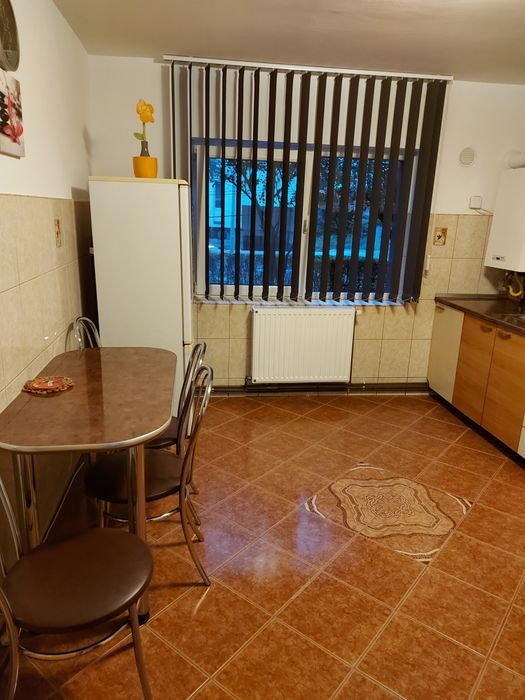 Închiriez apartament 2 camere decomandat .