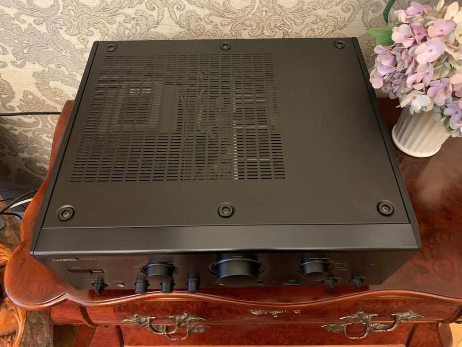 Продавам усилвател Onkyo 8870