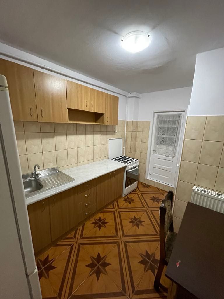 Închiriez apartament cu 3 camere, decomandat