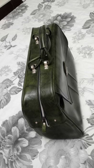 Зелена кожена чанта , отлична!