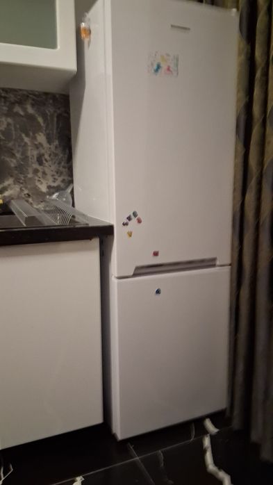 Ofer la vânzare combină frigorifică în stare perfectă de  funcționare