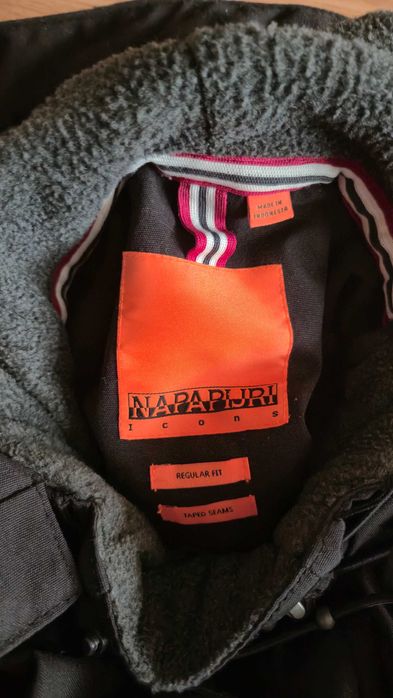 Продавам яке Napapijri