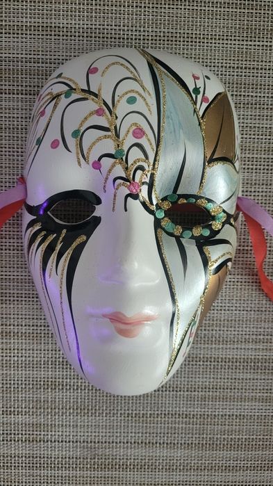 Masca venetiana din ceramica
