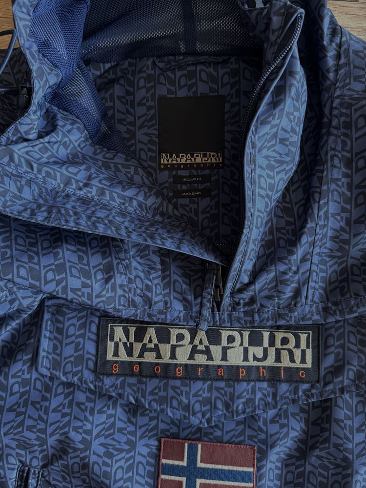 Продава се оригинално яке Napapijri Geographic , М