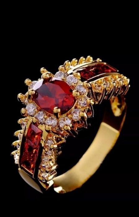 Дамски пръстен с червен цирконий и малки бели кристали