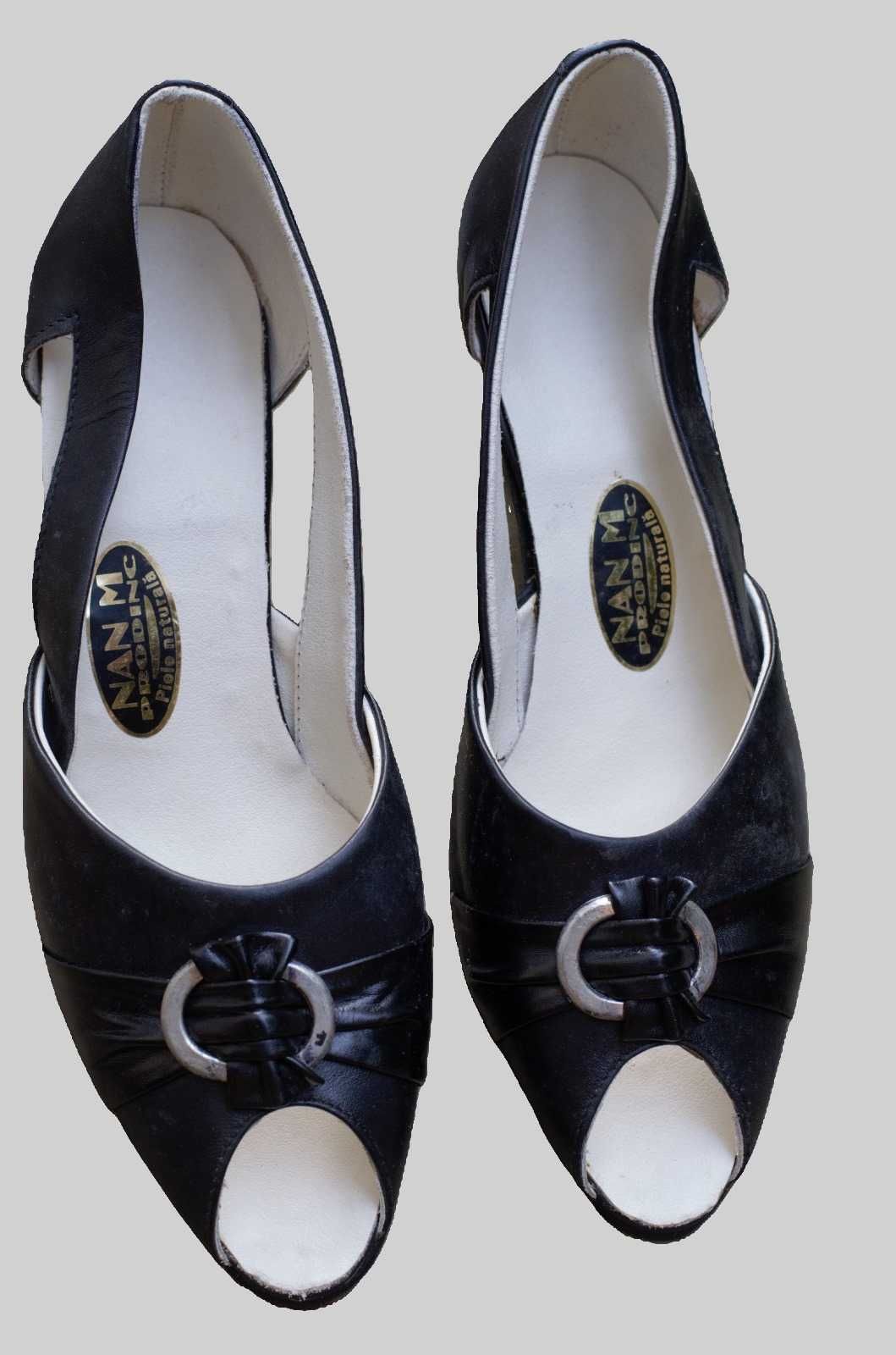 Pantofi decupati negri 39
