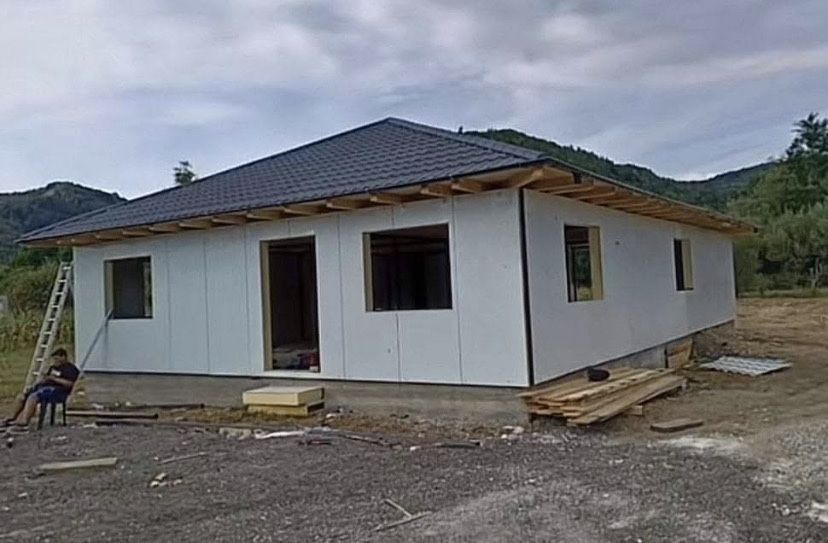 Casa, garaje auto, containere pe structura metalica si panou sandwich