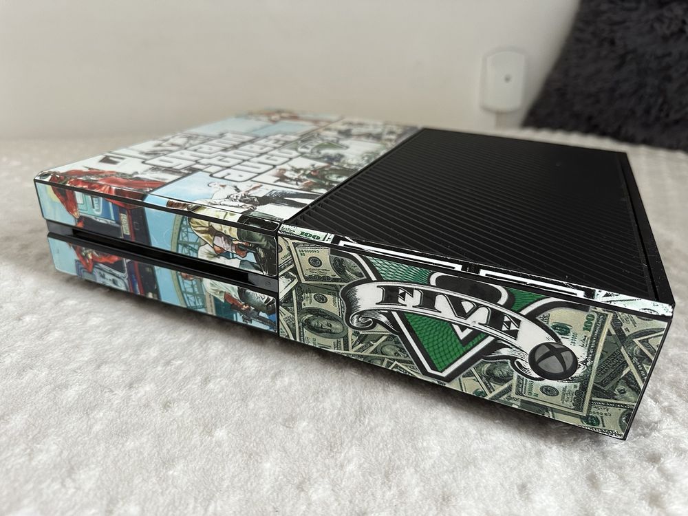 Xbox One конзола GTA Limited Edition+ 2 джойстика