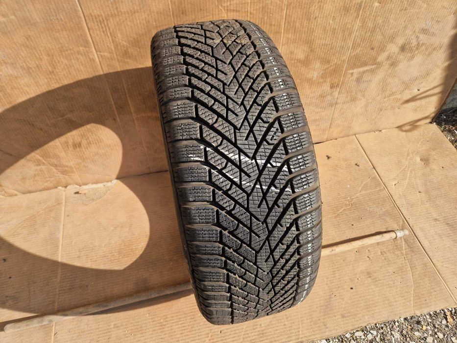 1 Pirelli R19 225/45/
 Зимна гума
DOT2422