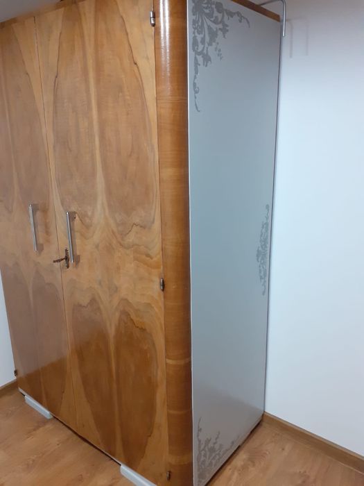 Vand  mobila din lemn masiv: dulap de haine, vitrina, masa extensibila