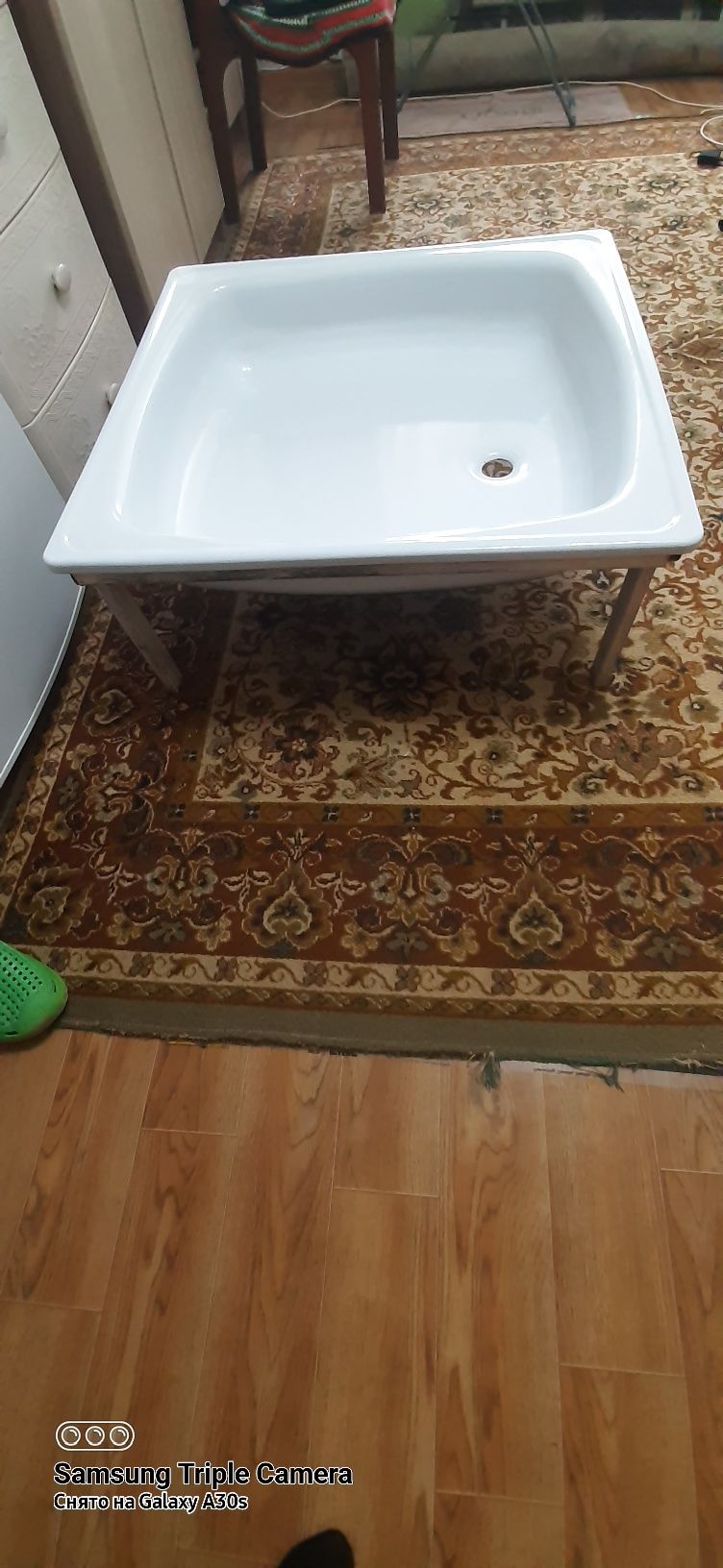 Продаётся поддон на стойках 80 × 80