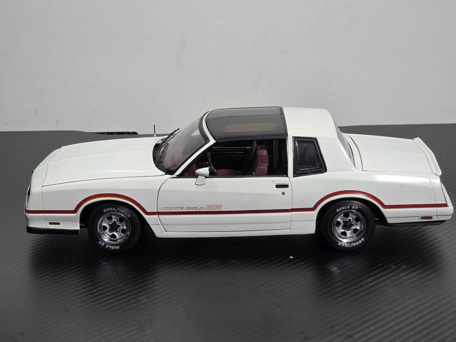 Macheta Auto 1/18 American Muscle Authentics 1985 Chevy Monte Carlo SS