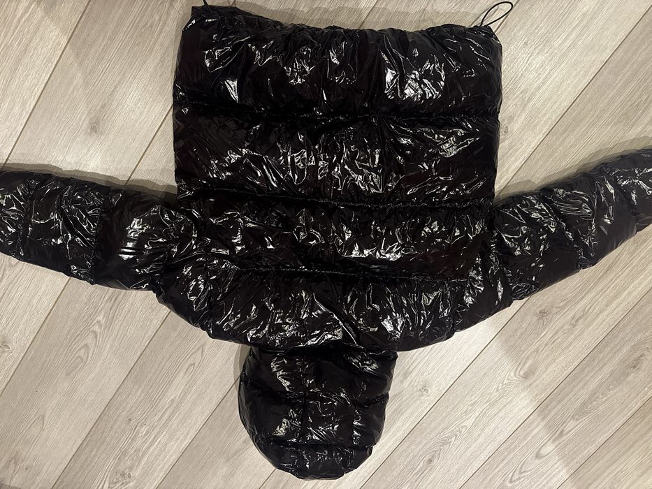 Лъскаво, черво, водоустойчево яке