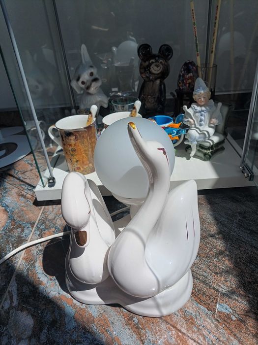 Порцеланова, стара лампа, лебеди