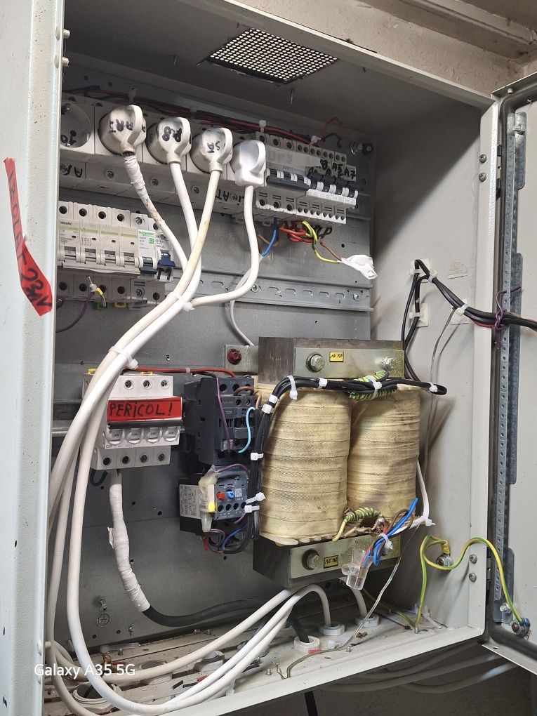 Vând un transformator de separație,de la 230v la 230v