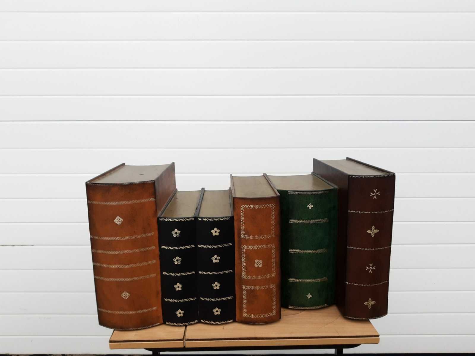 Огромен дървен макет на стари книги като библиотека. Стилна мебел.