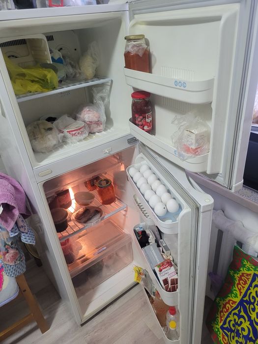 Холодильник в отличном состоянии,  все везде работает