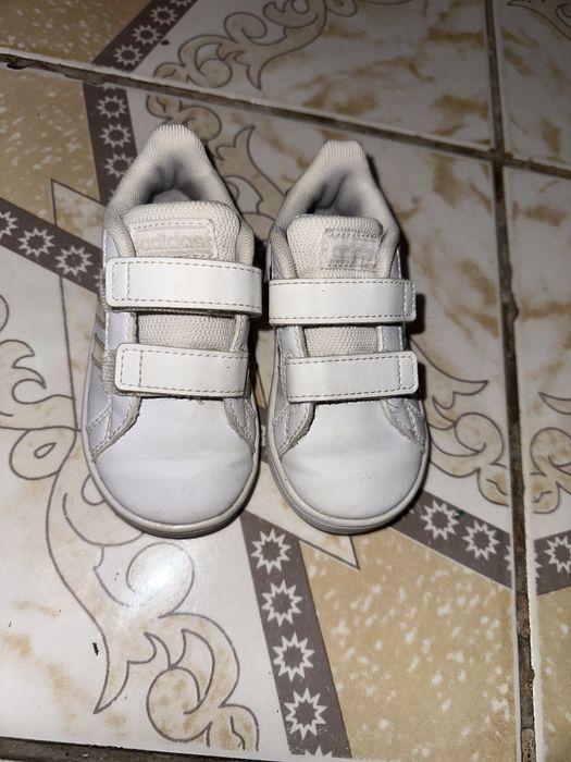 Adidasi marimea 21