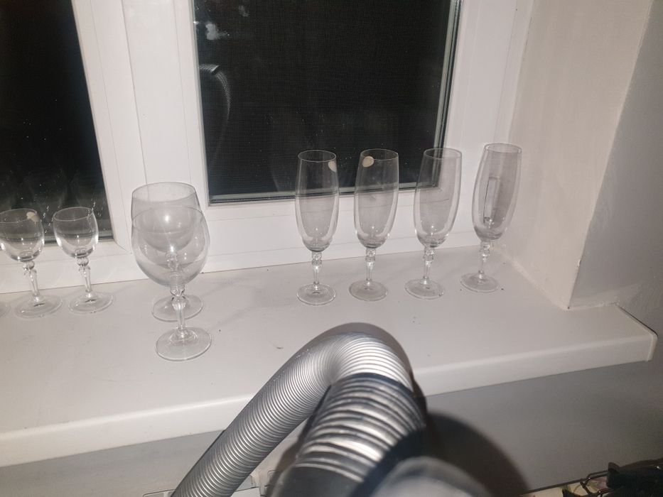 Остатки хрустальных бокалов и рюмок