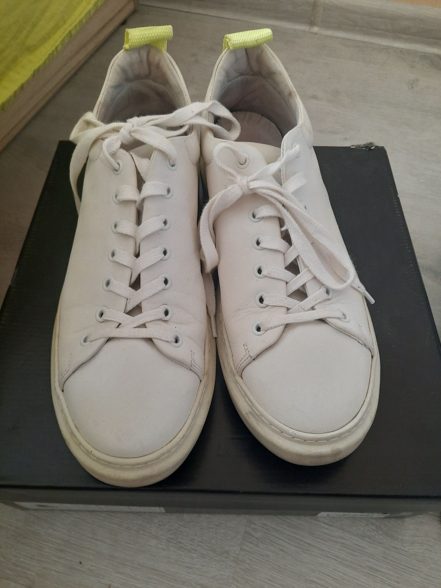Спортно-елегантни Sneakers бели 40н.