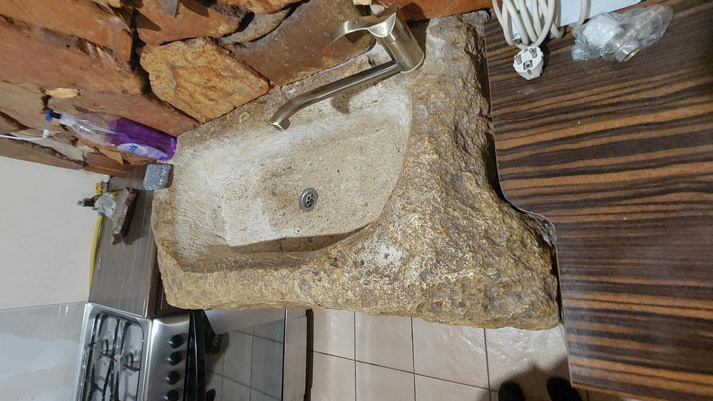 Lavoar masiv din piatra și decorațiuni vechi