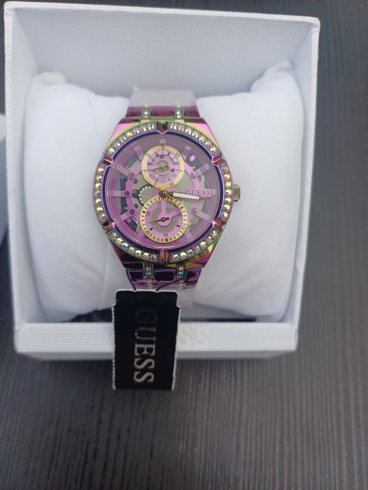 Продавам чисто нов часовник,с етикетите