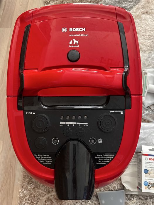 Мощна прахосмукачка BOSCH за сухо и мокро почистване с виден филтър