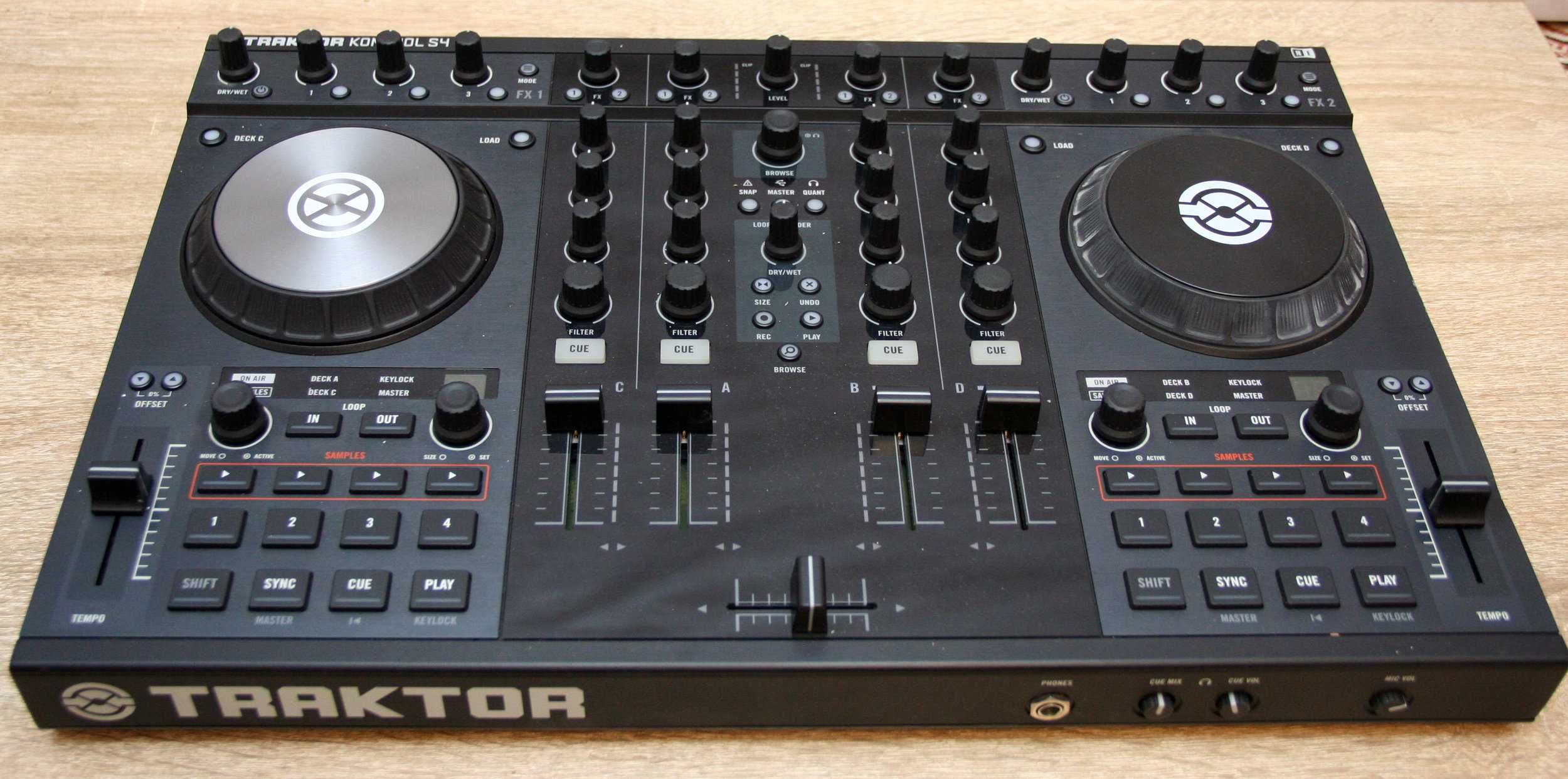 DJ контроллер Native Instruments Traktor Kontrol S4