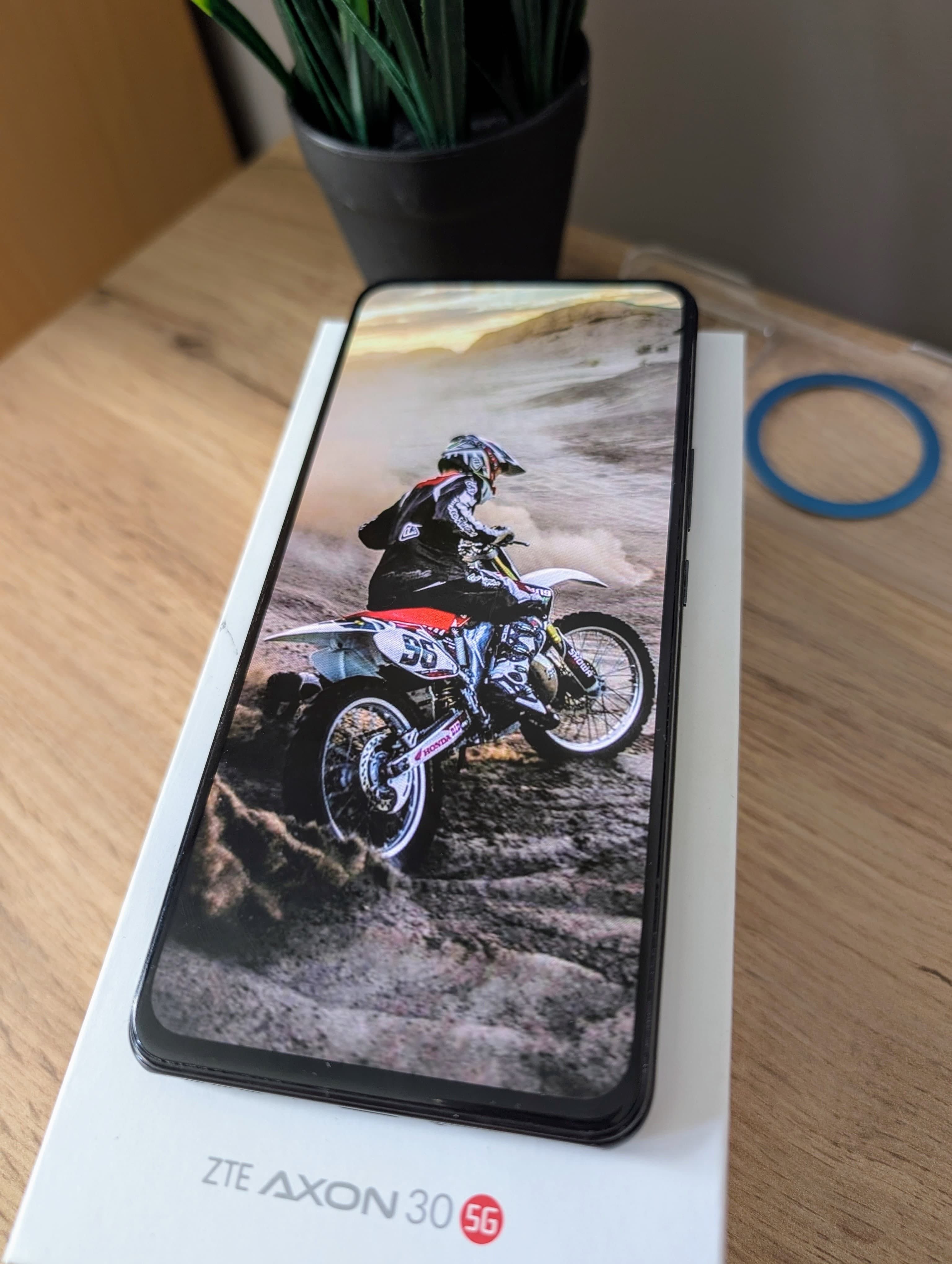 ZTE AXON 30 5G, 128GB, 8GB RAM, 120 hz 6.9 inch amoled