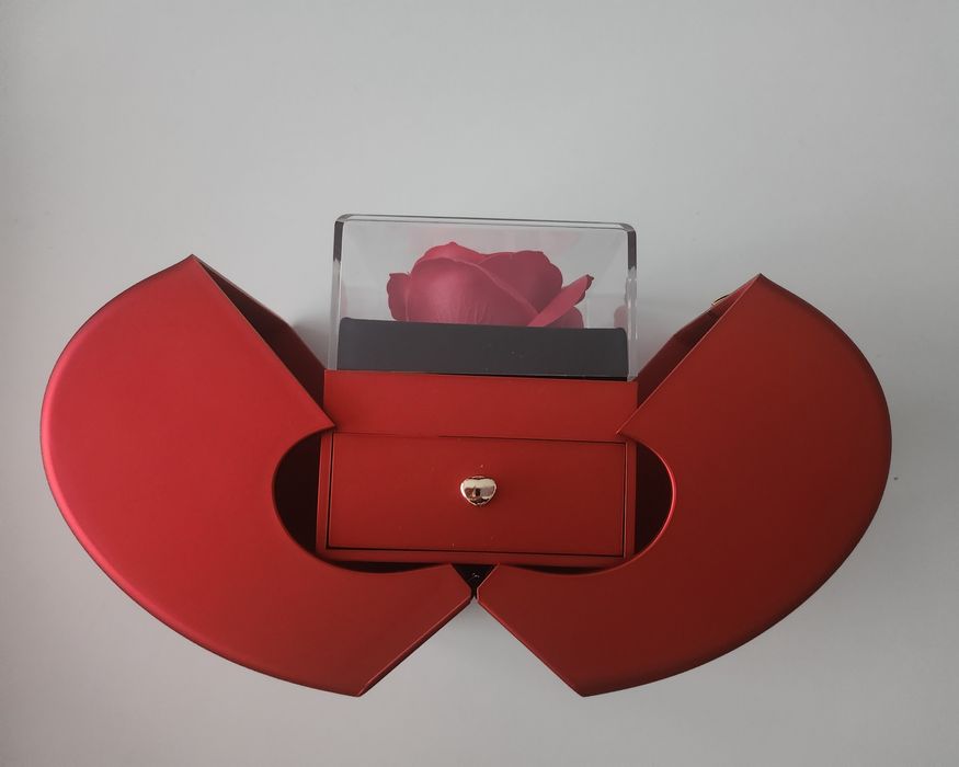 Подарък кутия с роза колие сърце