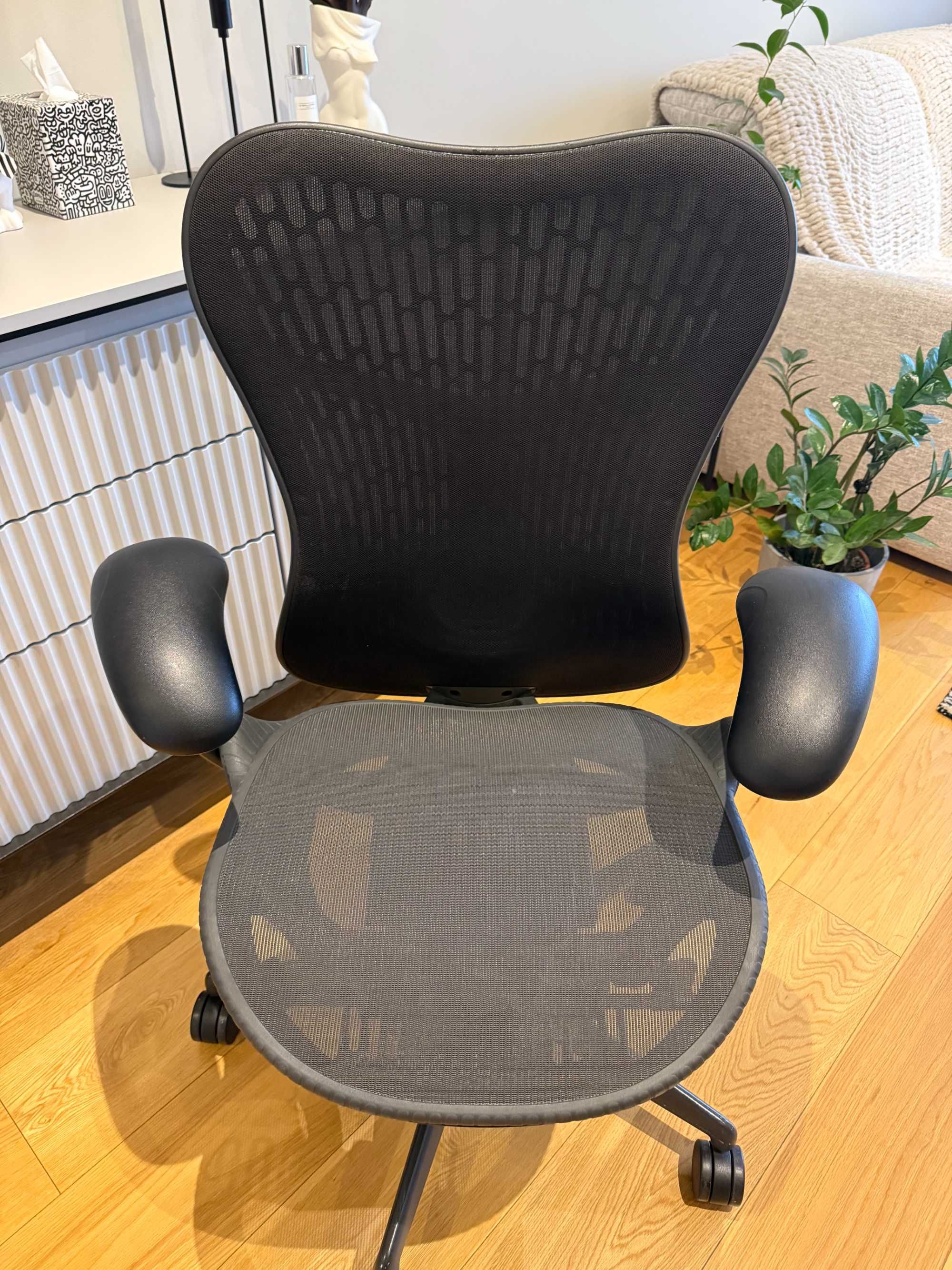 Herman Miller Mirra 2 (Fully Loaded) Офис Стол - Изключително Запазен!