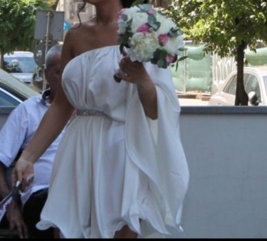 Rochie alba  cu pietricele în talie