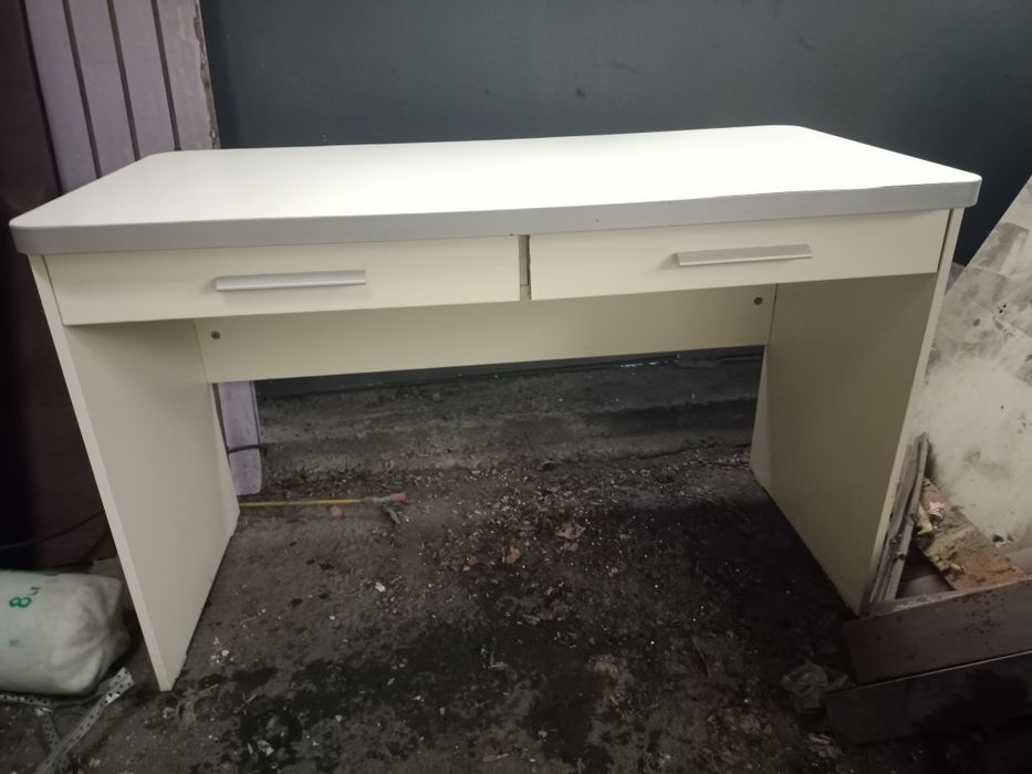 Письменный стол с ящиками