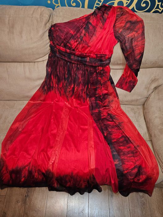 Rochie eleganta lunga, crapatura pe picior, negru cu rosu