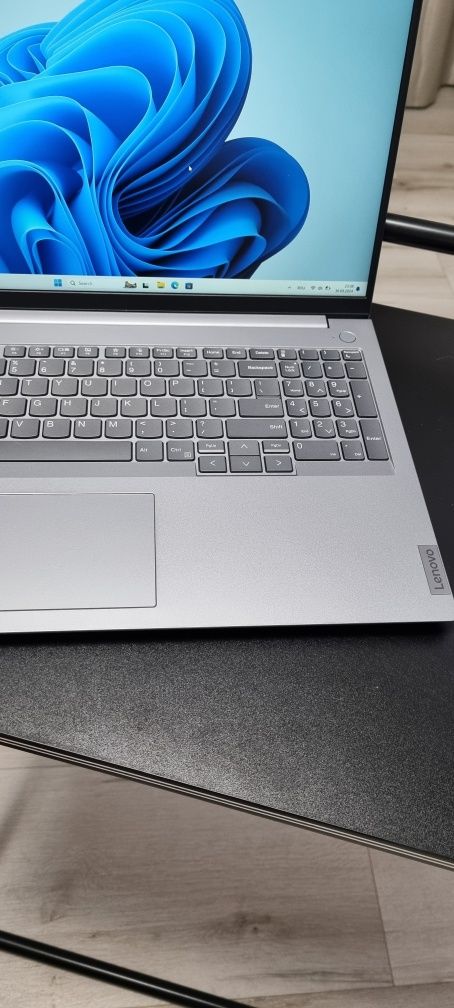 Lenovo ThinkBook i5 16"