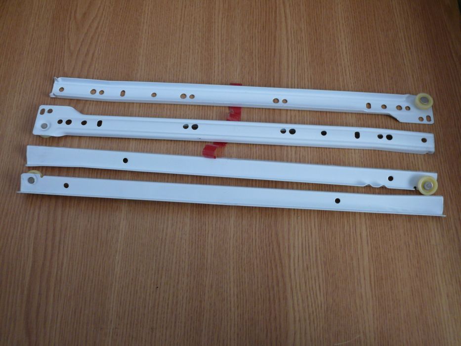 Șină pt. tăblia mobilă destinată tastaturii de PC