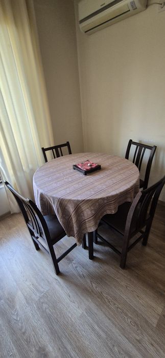 Трапеза маса със столове