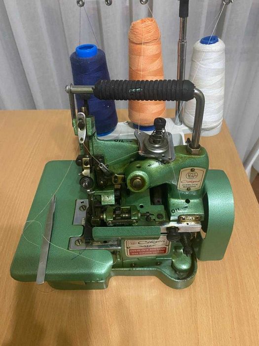 Продается оверлок бытовой