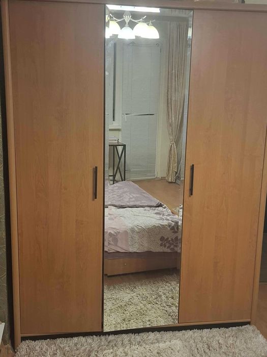 спалня с гардероб шкафчета, комод и тоалетка