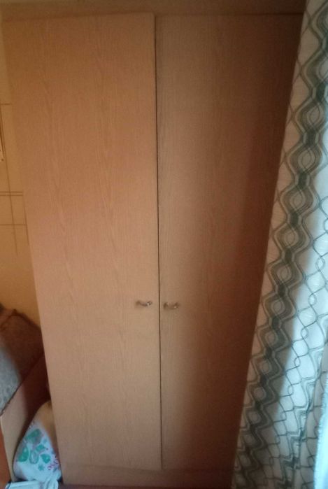 Шкаф для одежды, посуды или книг.