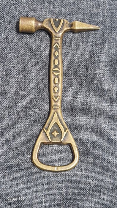Desfăcător de bere bronz