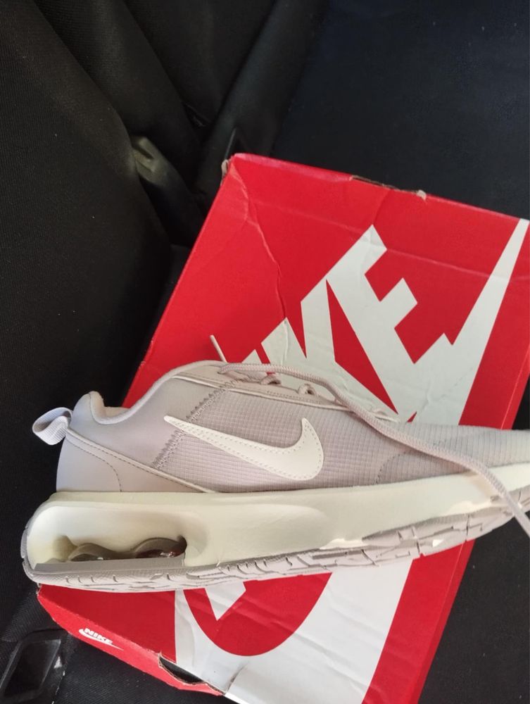 Чисто нови дамски маратонки Nike Air